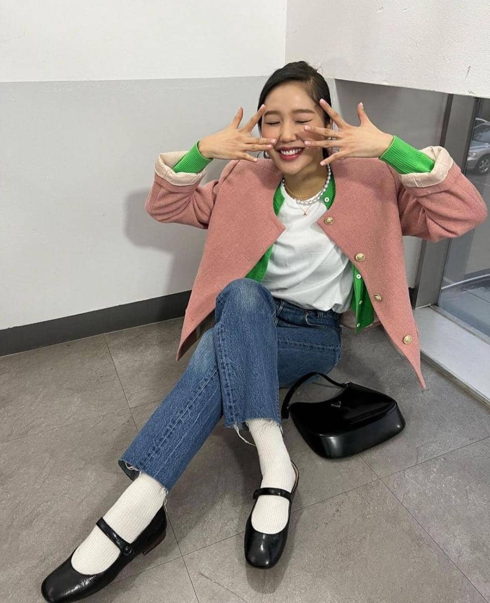 Padu padan celana jeans ala Mimi Oh My Girl (instagram.com/mimmiiiya)