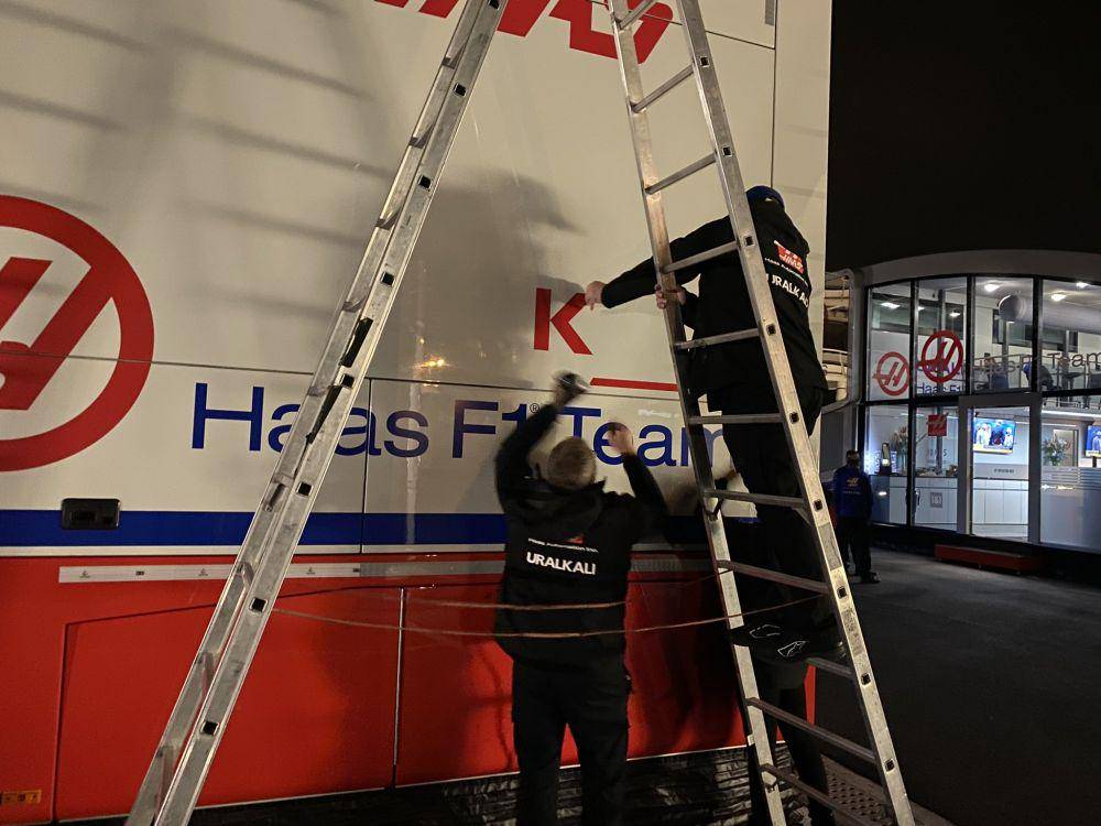 Kru Haas F1 Team mencopot logo Uralkali. (twitter.com/tgruener)