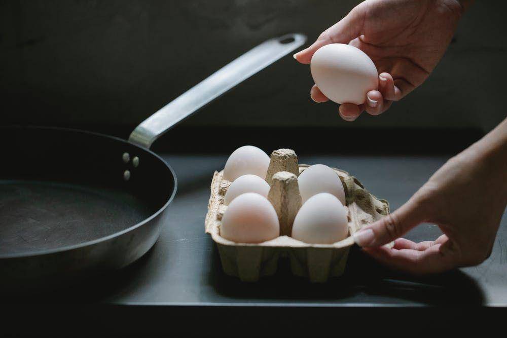 ilustrasi memasak telur (Pexels.com/ Klaus Nielsen)
