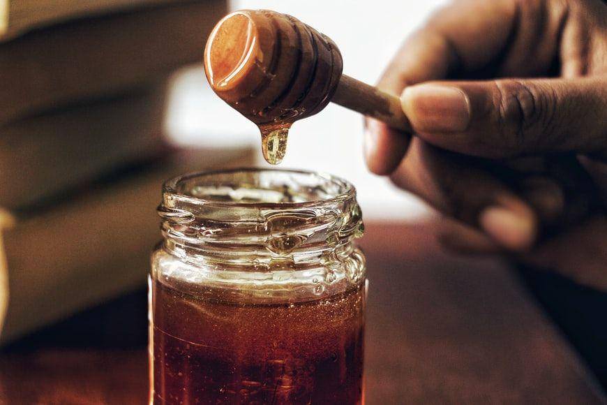 ilustrasi sebotol madu ( Unsplash.com/ Arwin Neil Baichoo)