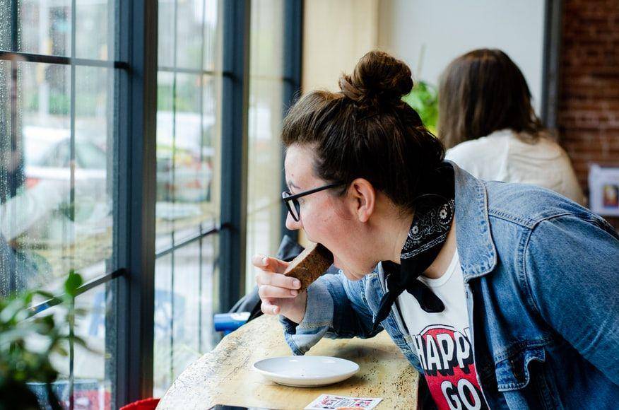 ilustrasi seorang wanita makan roti (Pexels.com/ Taylor Wilcox)