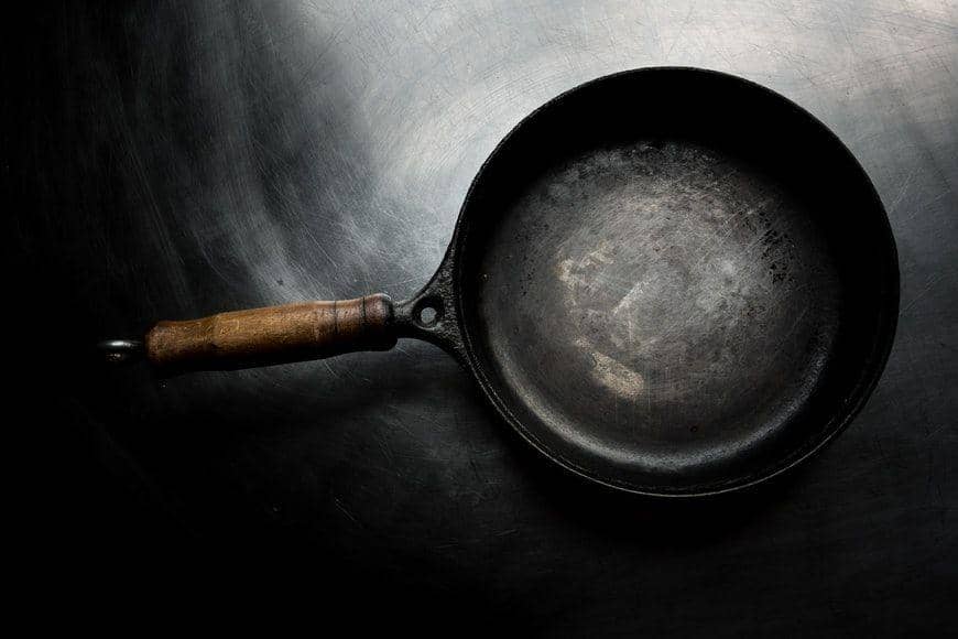 Wajan Teflon Lengket? Jangan Dibuang, Trik Seasoning Ulang Pakai Garam dan Minyak