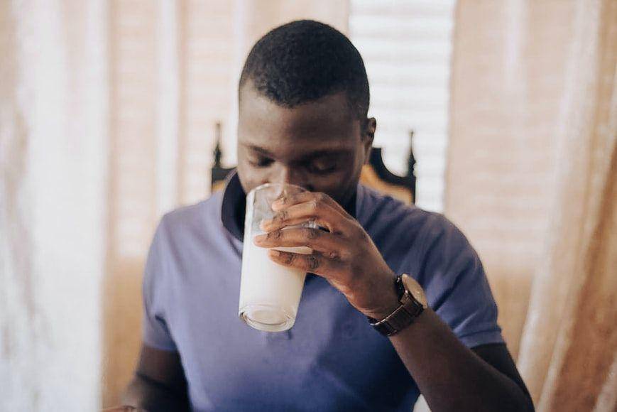 ilustrasi seorang pria minum susu (Unsplash.com/ Joice Kelly)