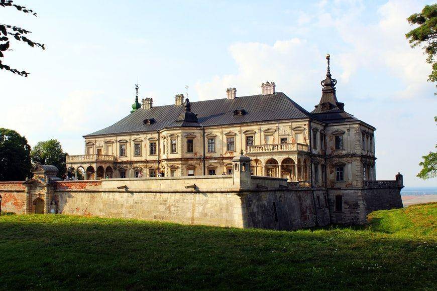 Pidhirtsi Castle di Pidhirtsi (unsplash.com/okinshov)