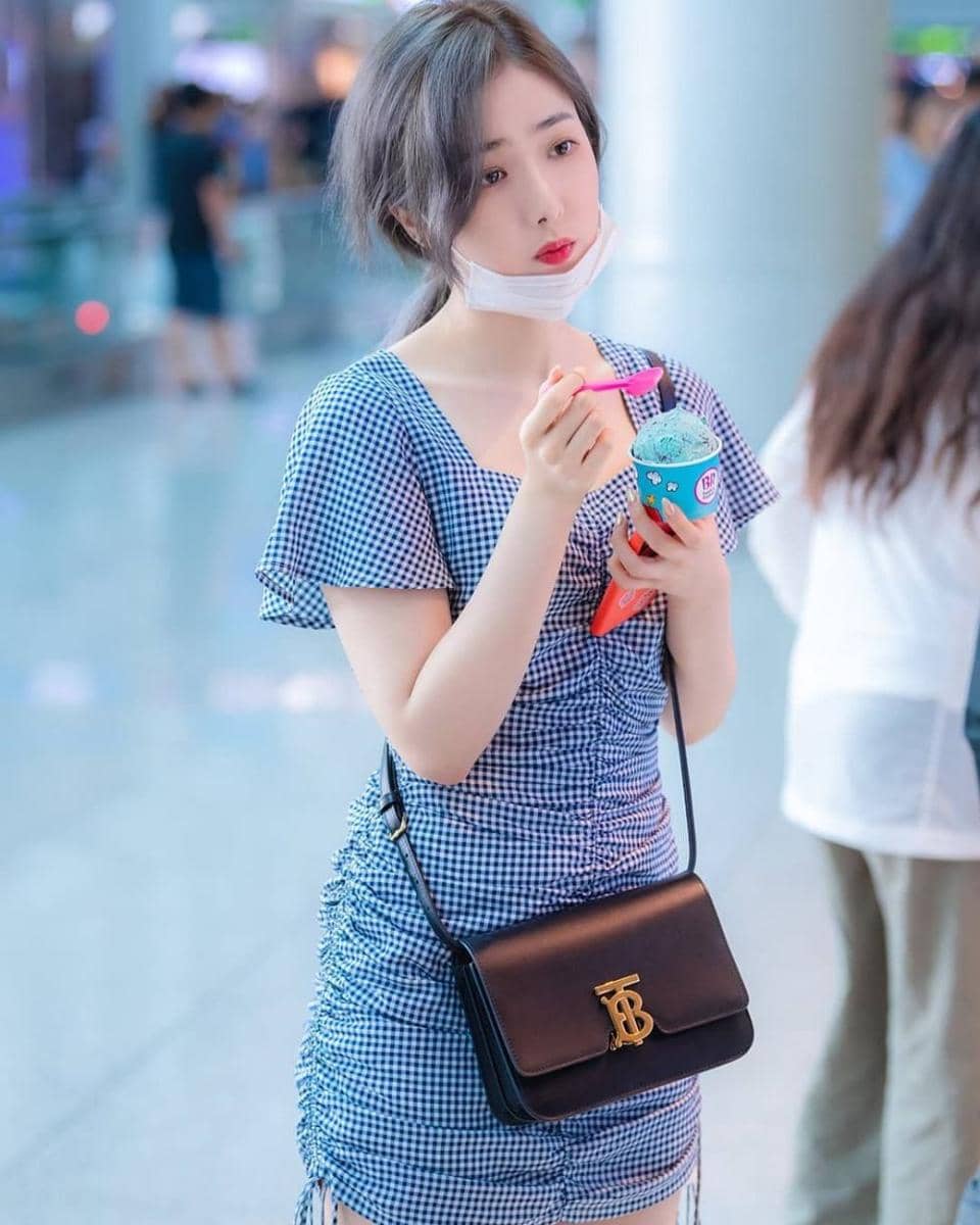 inspirasi outfit girly ala SinB VIVIZ (Instagram.com/sinb98)