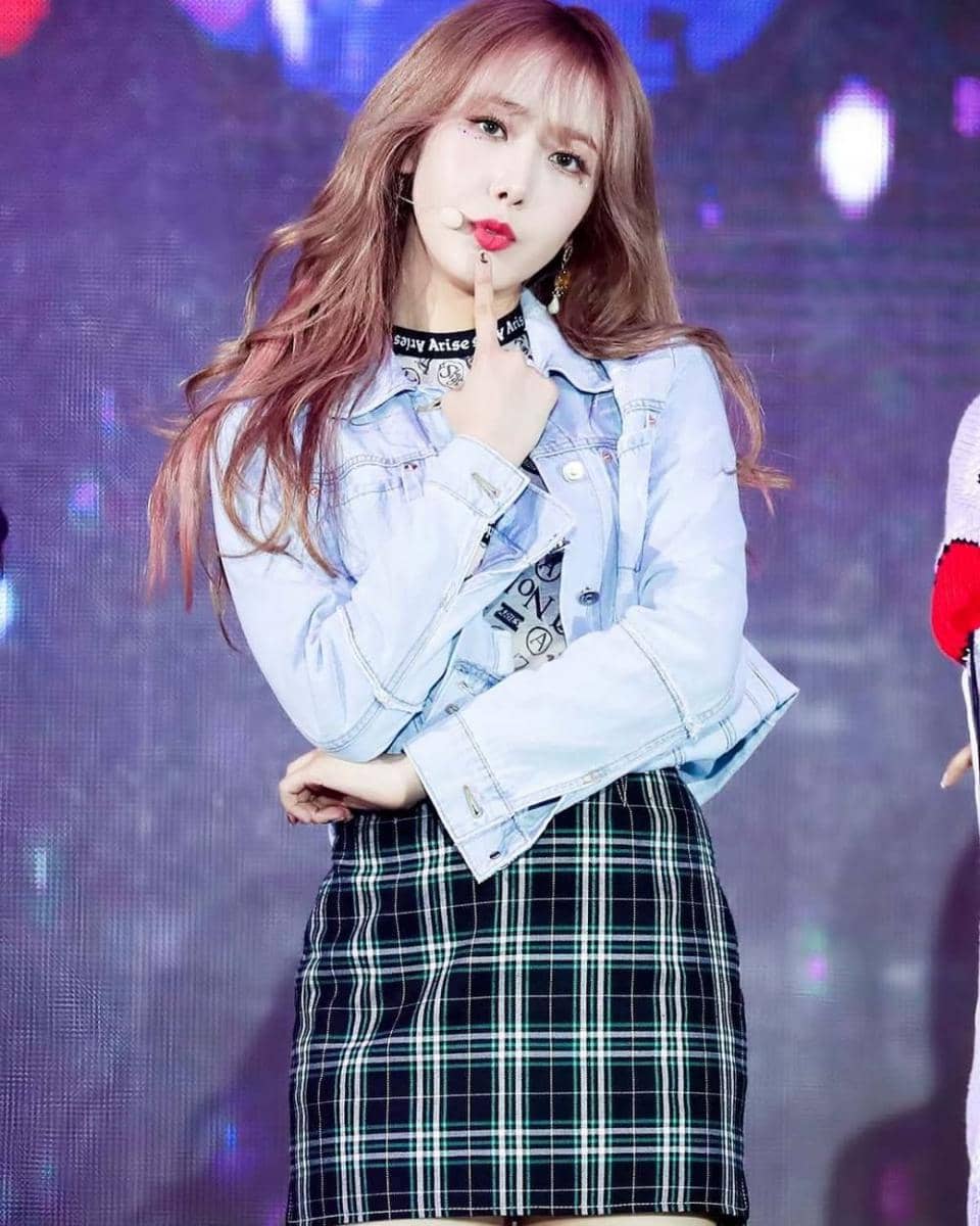 inspirasi outfit girly ala SinB VIVIZ (Instagram.com/sinb98)