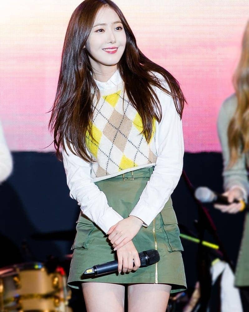 inspirasi outfit girly ala SinB VIVIZ (Instagram.com/sinb98)