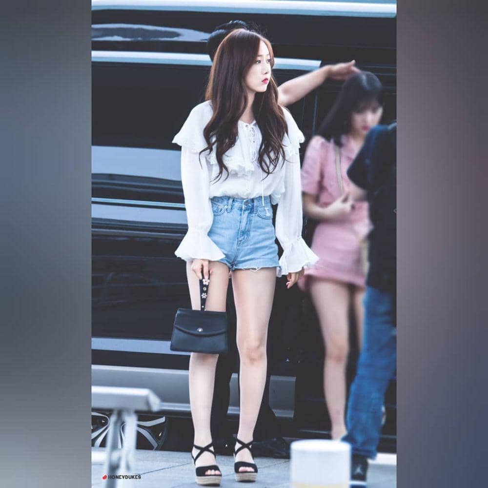 inspirasi outfit girly ala SinB VIVIZ (Instagram.com/sinb98)