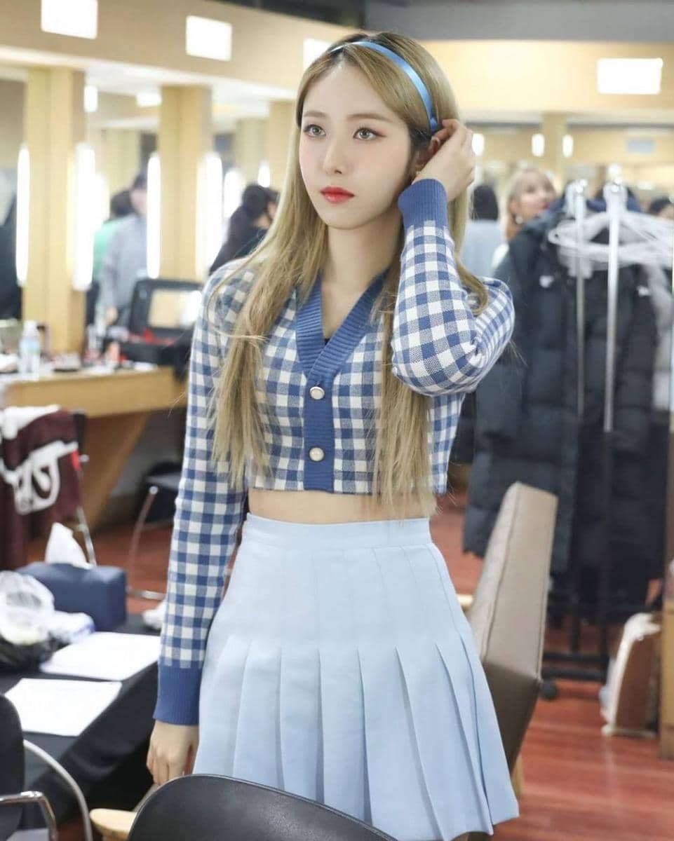 inspirasi outfit girly ala SinB VIVIZ (Instagram.com/sinb98)