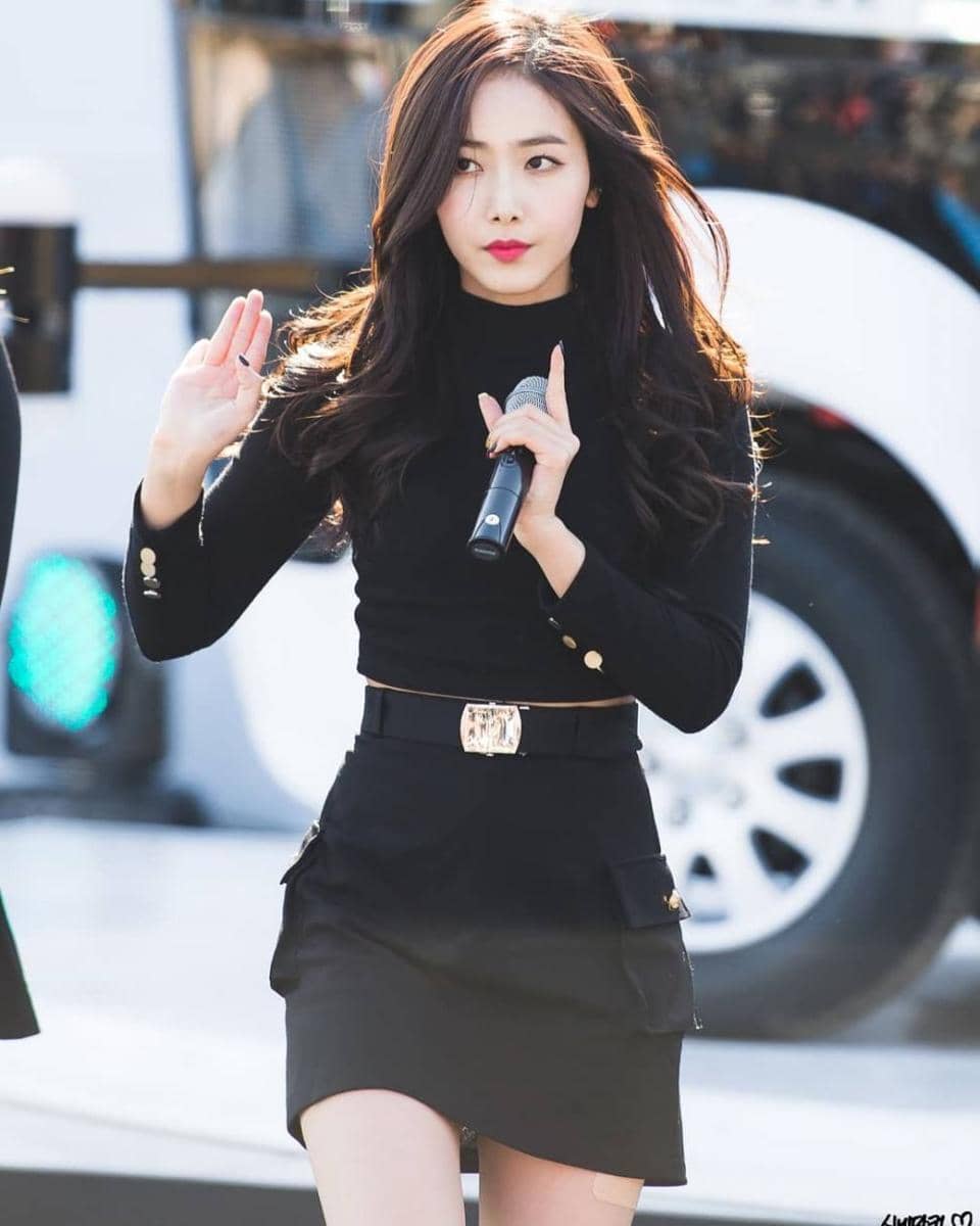 inspirasi outfit girly ala SinB VIVIZ (Instagram.com/sinb98)