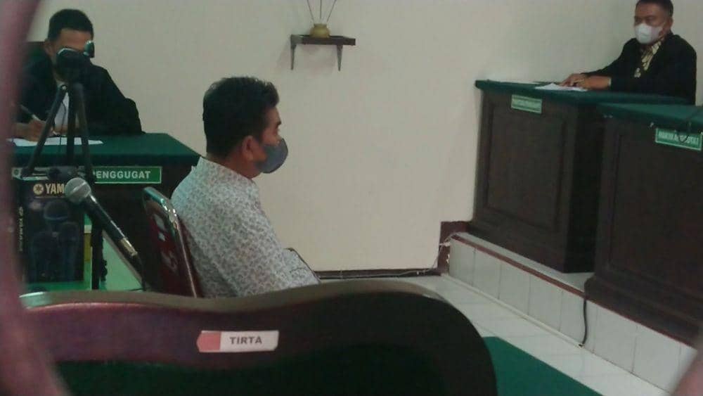 Basroni saat menjalani sidang putusan di Pengadilan Negeri Tulungagung. IDN Times/ Bramanta Pamungkas