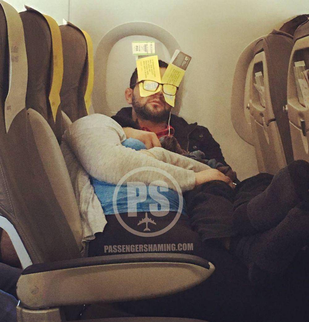 potret nyeleneh penumpang di pesawat (instagram.com/passengershaming)