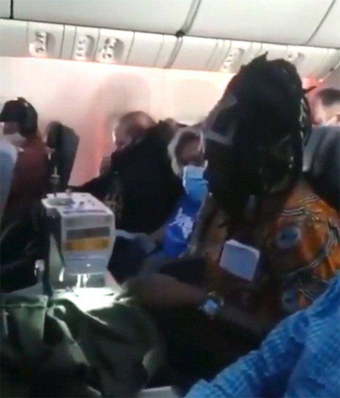 potret penumpang menjahit (instagram.com/passengershaming)
