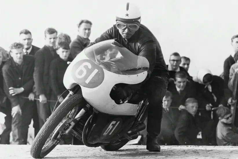 Kiisa beraksi di atas motor Vostok. (motorcyclenews.com)