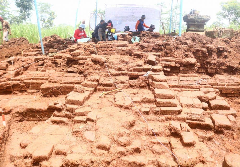 Profil tangga menuju pintu utama candi di  Candi Srigading. IDN Times/Alfi Ramadana