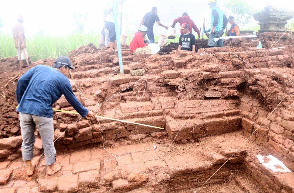 Petugas sedang mengukur keluasan situs. IDN Times/Alfi Ramadana