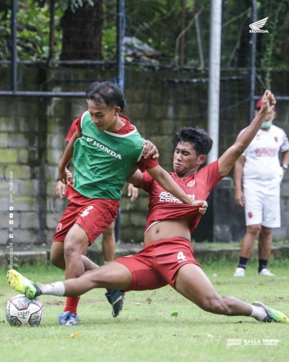 Bek PSM Makassar Renaldi (kanan) berusaha merebut bola dari rekan setimnya Abu Rizal Maulana (kiri) dalam sesi latihan di Lapangan Karya Manunggal Sidakarya Denpasar, 23 Februari 2022. (Instagram.com/psm_makassar)