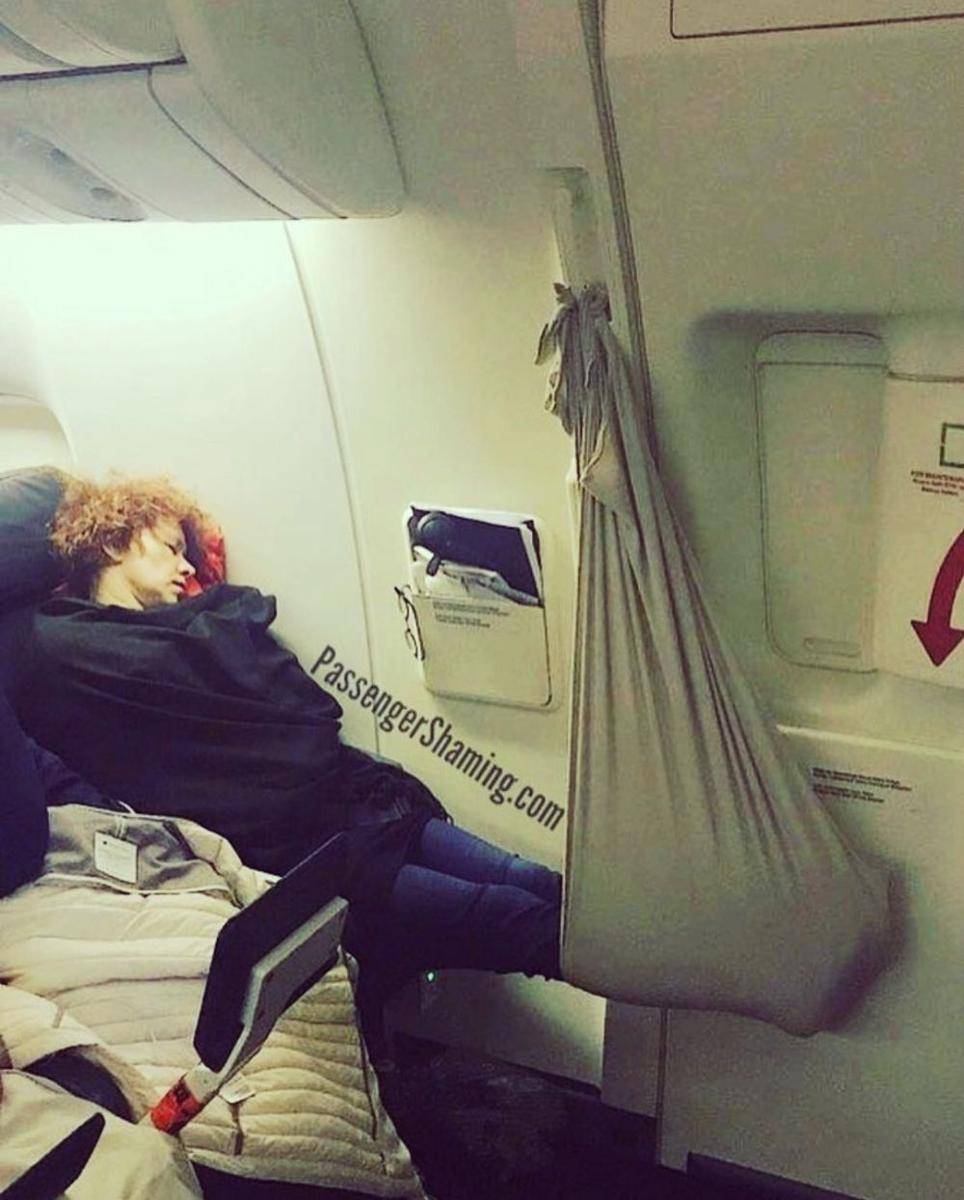 potret nyeleneh penumpang di pesawat (instagram.com/passengershaming)