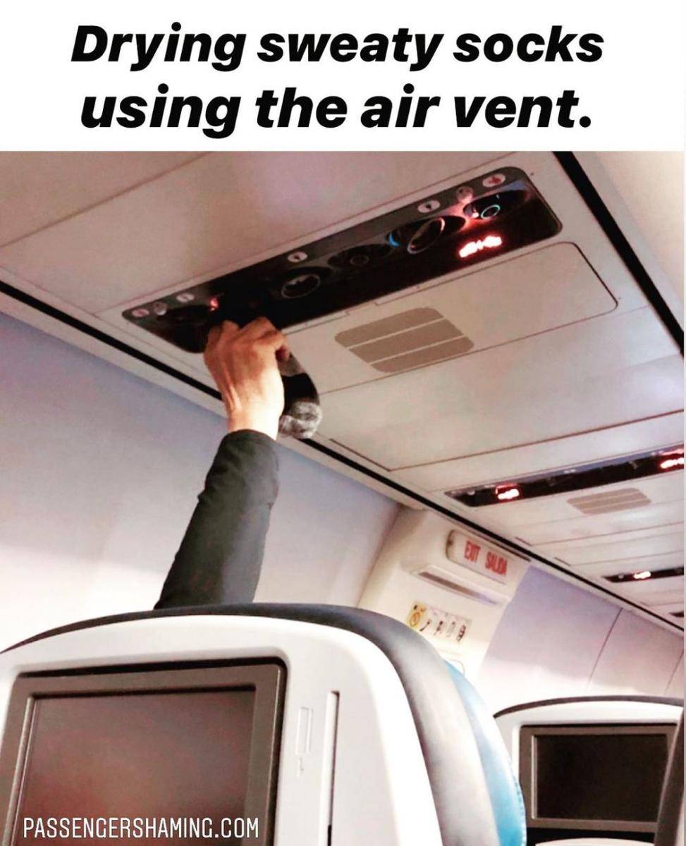 potret nyeleneh penumpang di pesawat (instagram.com/passengershaming)