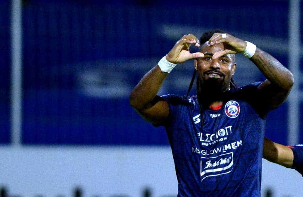 Pesepak bola Arema FC Carlos Fortes berselebrasi usai mencetak gol ke gawang Madura United saat pertandingan Liga 1 di Stadion I Gusti Ngurah Rai, Denpasar, Bali, Jumat (18/2/2022). ANTARA FOTO/Fikri Yusuf/rwa.