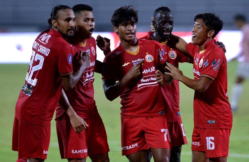 Pesepak bola Persija Jakarta Irfan Jauhari (tengah) berselebrasi bersama rekan setimnya usai mencetak gol ke gawang Persik Kediri saat pertandingan Liga 1 di Stadion Kapten I Wayan Dipta, Gianyar, Bali, Sabtu (19/2/2022). ANTARA FOTO/Fikri Yusuf/aww.