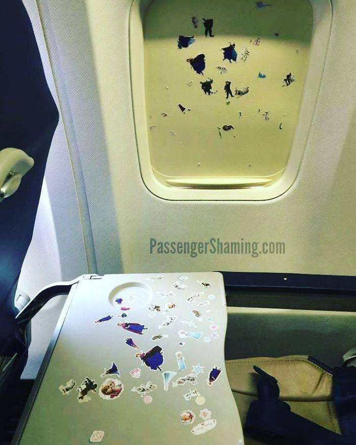 potret nyeleneh penumpang di pesawat (instagram.com/passengershaming)