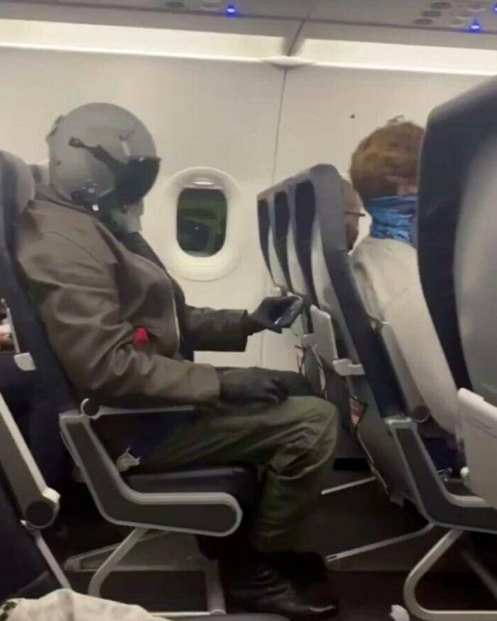 potret nyeleneh penumpang di pesawat (instagram.com/passengershaming)