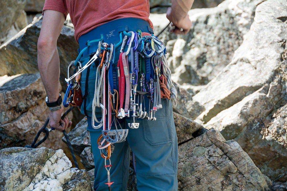 ilustrasi peralatan abseiling (nps.gov)