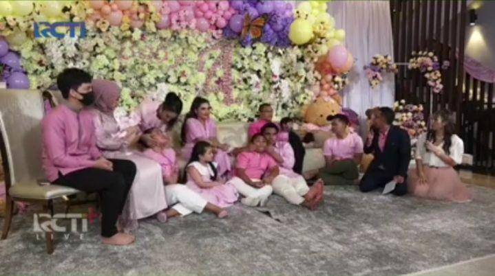 potret keluarga Atta dan Aurel di momen face reveal baby A (www.rctiplus.com)