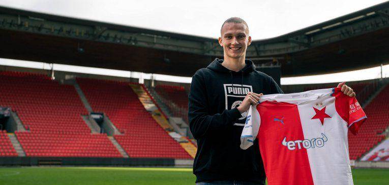 Maksym Taloverov saat diperkenalkan Slavia Prague. (en.slavia.cz)