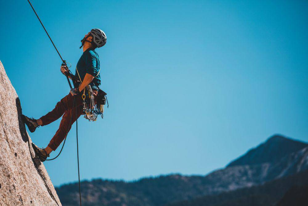 ilustrasi abseiling (unsplash.com/Patrick Hendry)