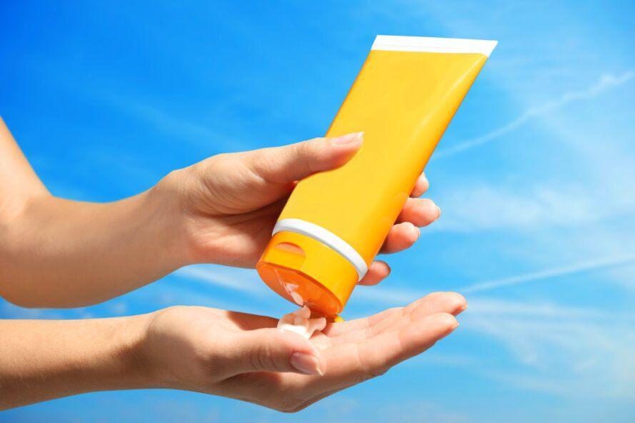 ilustrasi menggunakan sunscreen (inhabitat.com)