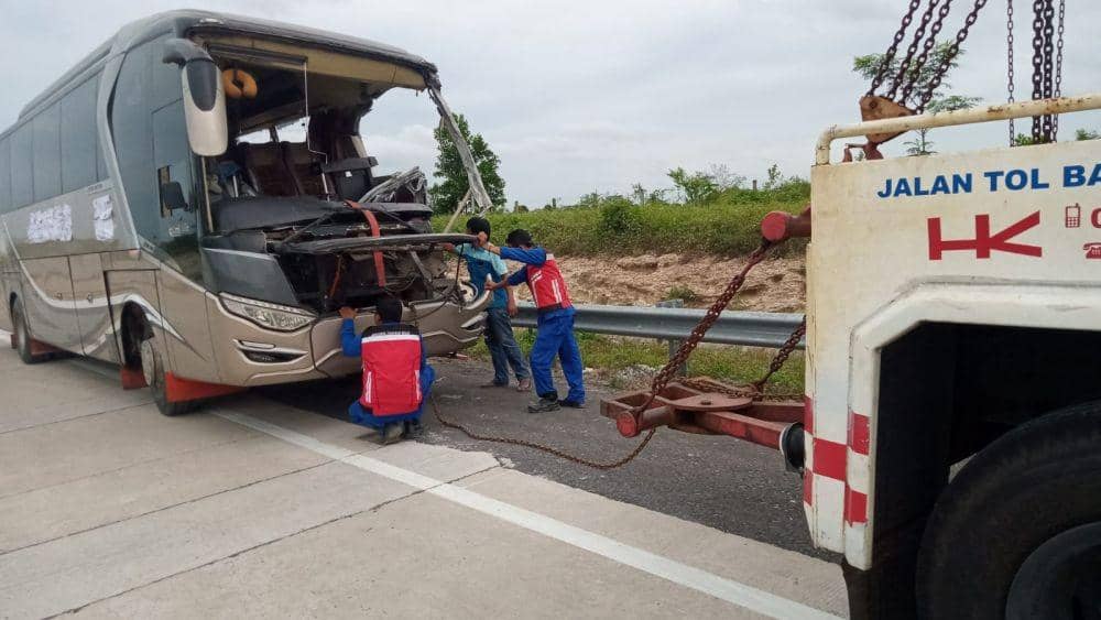 kecelakaan lalu lintas antara bus dan truk di Jalan Tol Trans Sumatera (JTTS) Lampung KM 35+000 jalur A dari arah Bakaueheni menuju Terbanggi Besar di Kecamatan Kalianda, Lampung Selatan, Jumat (25/2/2022). (Dok. Hutama Karya).
