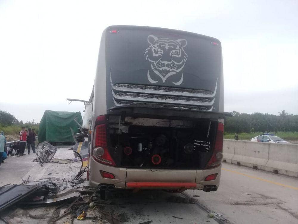 kecelakaan lalu lintas antara bus dan truk di Jalan Tol Trans Sumatera (JTTS) Lampung KM 35+000 jalur A dari arah Bakaueheni menuju Terbanggi Besar di Kecamatan Kalianda, Lampung Selatan, Jumat (25/2/2022). (Dok. Hutama Karya).