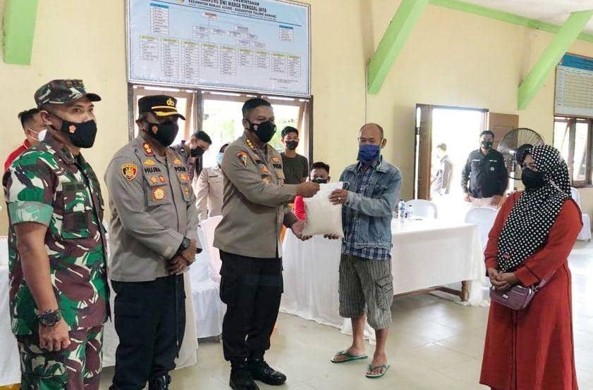 Bagi Beras dan Minyak Gratis, Cara Polisi Lampung Ajak Warga Vaksinasi