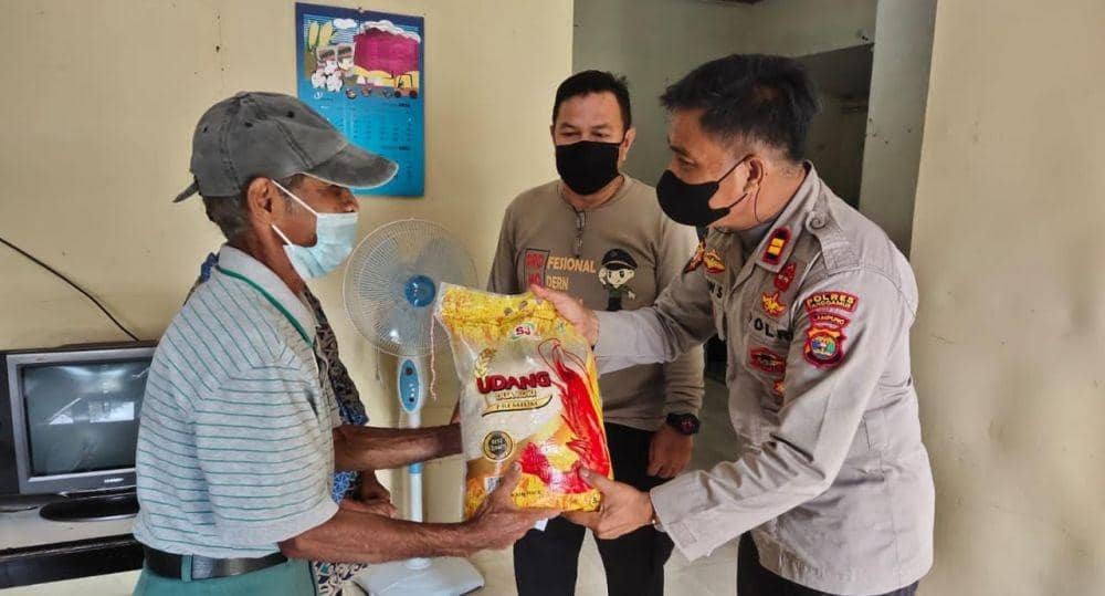 Polres Tanggamus membagikan 1 ton beras secara gratis kepada masyarakat mengikuti kegiatan vaksinasi serentak. (Dok. Polres Tanggamus).