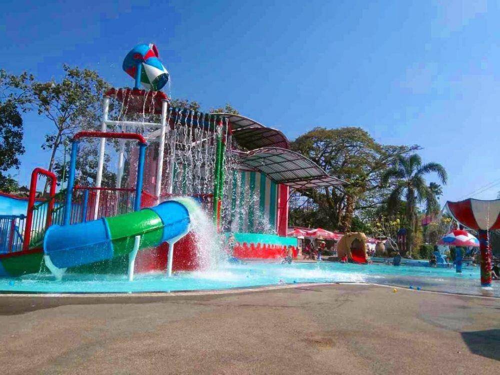 Kolam renang Waterpark Sumberudel di Blitar. Instagram.com/@waterpark_sumberudel