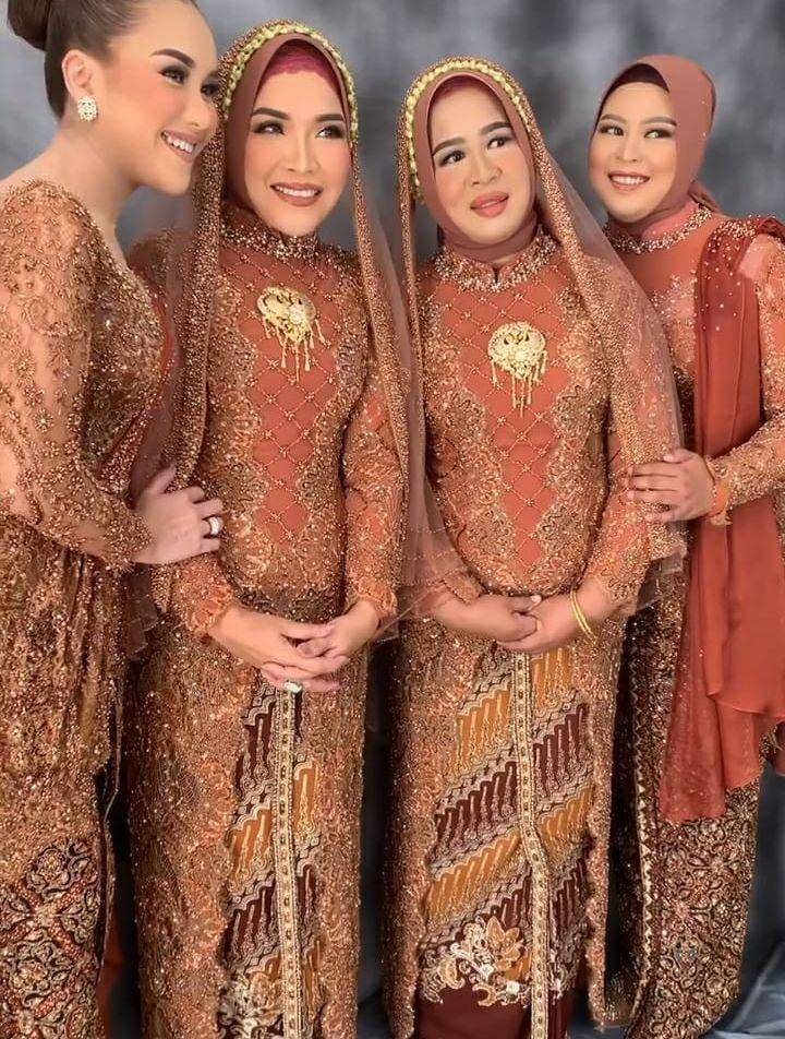 Gaya keluarga Ayu Ting Ting di resepsi kedua Syifa, 26/2/2022. (Instagram.com/falah_makeup)