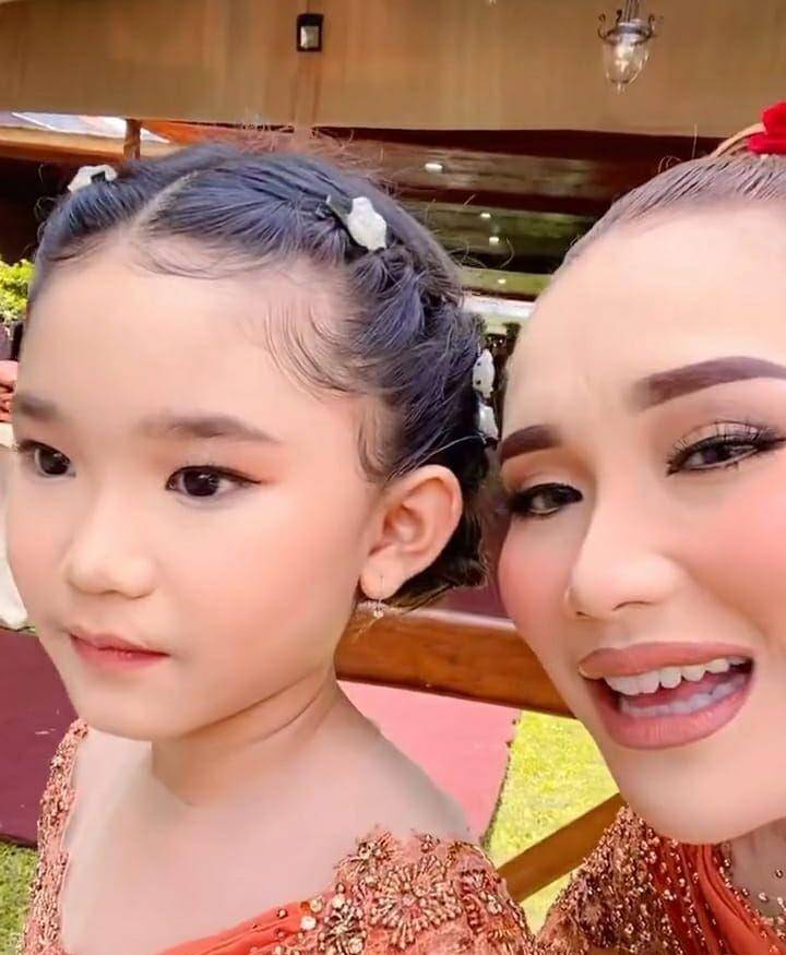 Bilqis Khumairah Razak dan Ayu Ting Ting. (Instagram.com/ayutingting92)