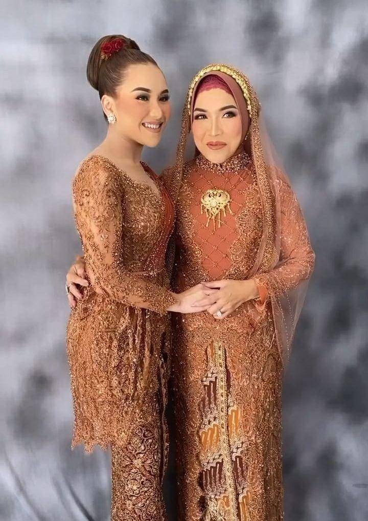 Ayu Ting Ting dan Umi Kalsum. (Instagram.com/jannyy_mua)