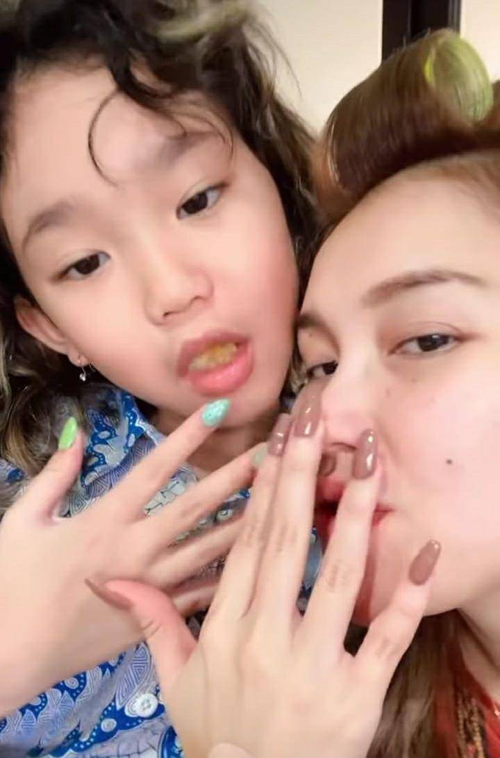 Bilqis Khumairah Razak dan Ayu Ting Ting. (Instagram.com/ayutingting92)