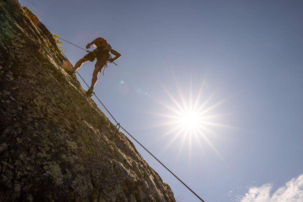 ilustrasi abseiling (unsplash.com/Yente Van Eynde)