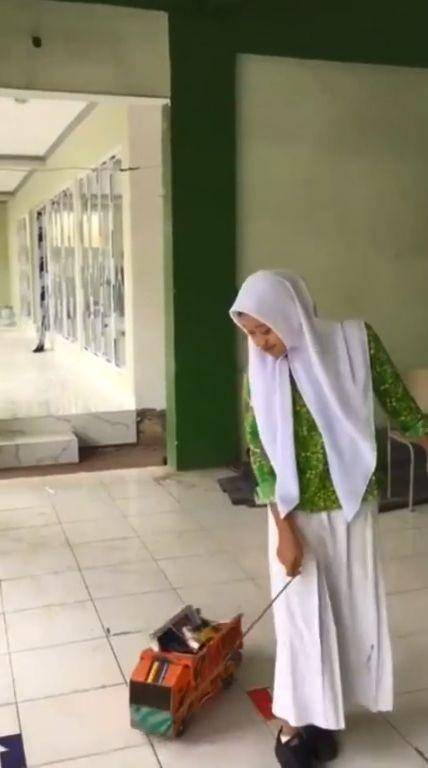 ide kocak pengganti tas (instagram.com/belaayuningtias)