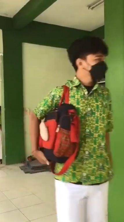 ide kocak pengganti tas (instagram.com/belaayuningtias)