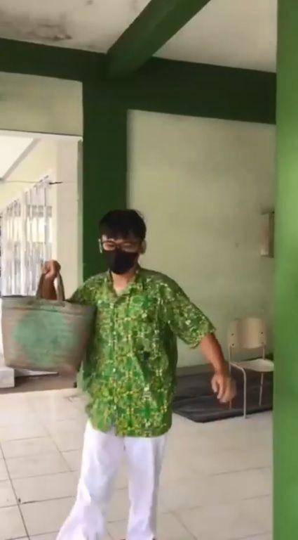 ide kocak pengganti tas (instagram.com/belaayuningtias)