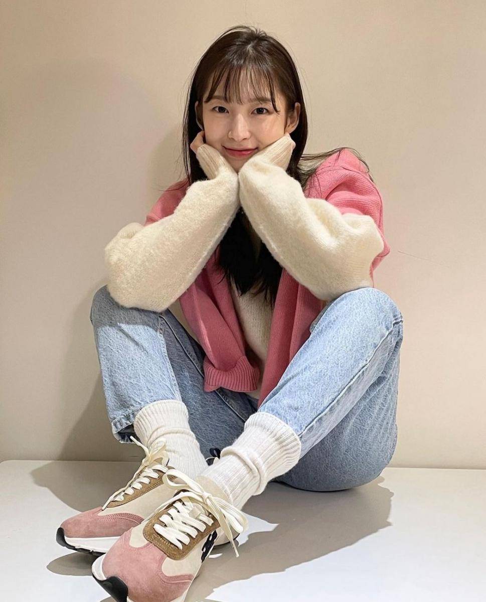 atasan rajut ala Arin Oh My Girl (instagram.com/ye._.vely618)