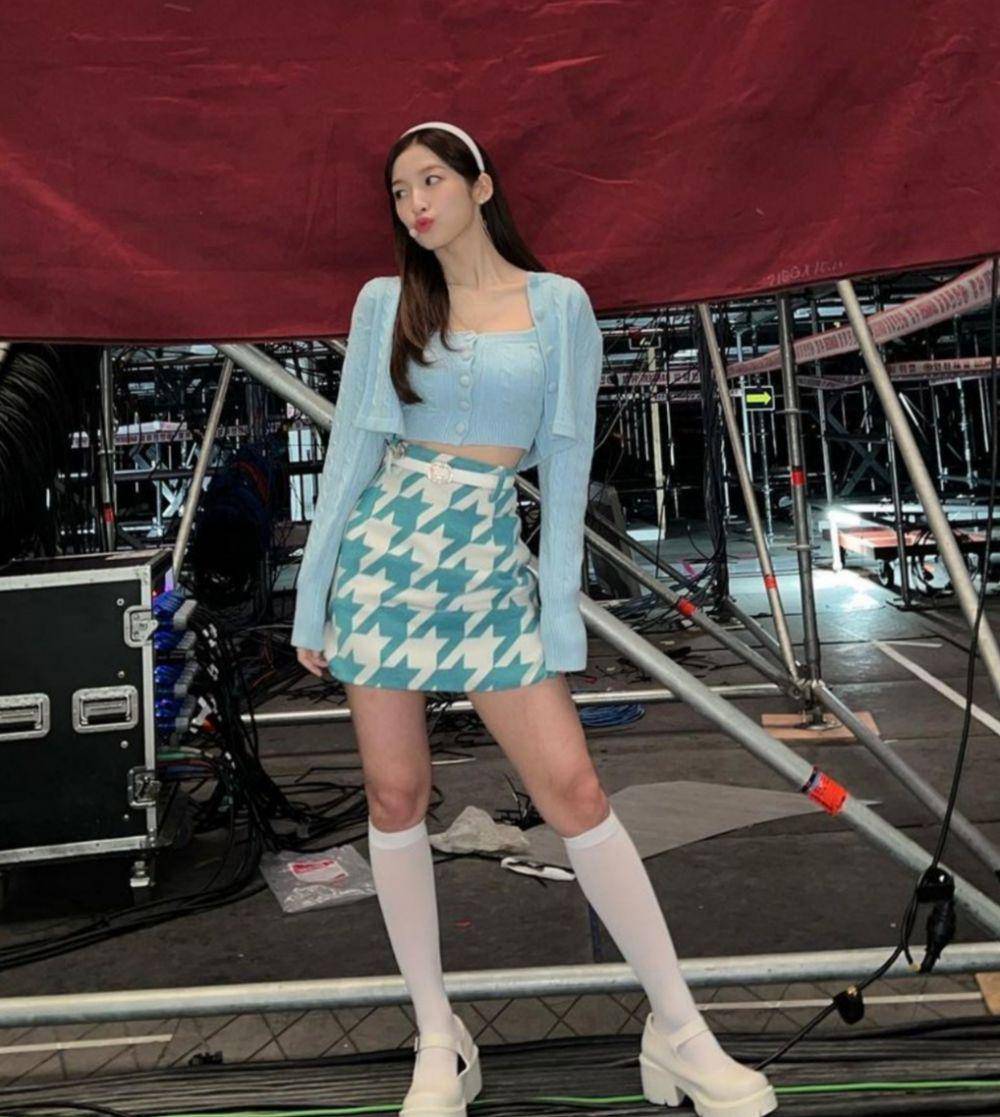 atasan rajut ala Arin Oh My Girl (instagram.com/ye._.vely618)