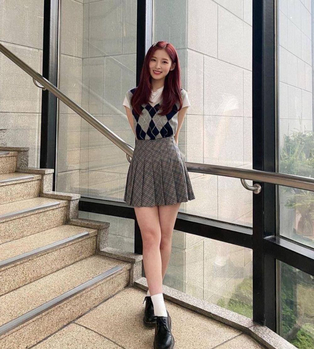 atasan rajut ala Arin Oh My Girl (instagram.com/ye._.vely618)