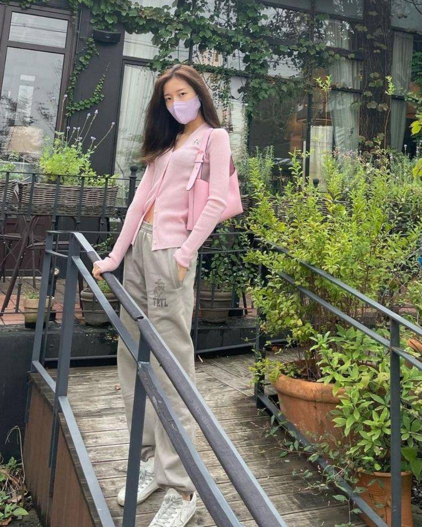 atasan rajut ala Arin Oh My Girl (instagram.com/ye._.vely618)
