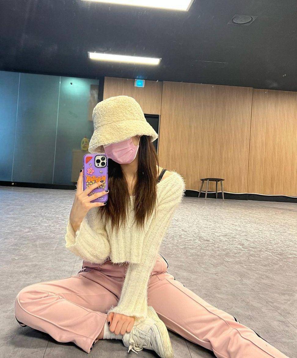 atasan rajut ala Arin Oh My Girl (instagram.com/ye._.vely618)